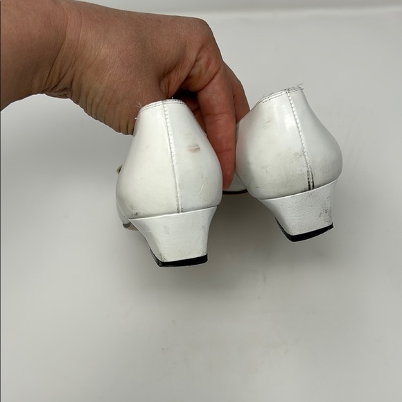 Salvatore Ferragamo Cream and White Flats Gold Hardware Vara Bow Size 6.5 0050 - Picture 5 of 8